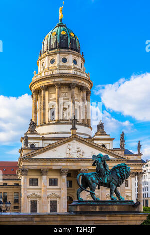 Statue vor Französischer Dom am Gendarmenmarkt, Berlin, Deutschland, Europa Stockfoto