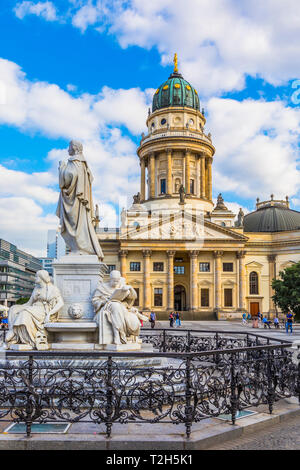 Statue vor Deutscher Dom auf dem Gendarmenmarkt, Berlin, Deutschland Stockfoto