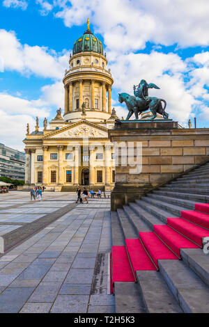 Statue vor Deutscher Dom auf dem Gendarmenmarkt, Berlin, Deutschland Stockfoto