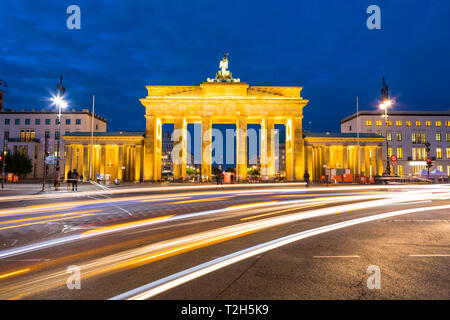 Leichte Wanderwege durch das Brandenburger Tor in der Nacht in Berlin, Deutschland, Europa Stockfoto