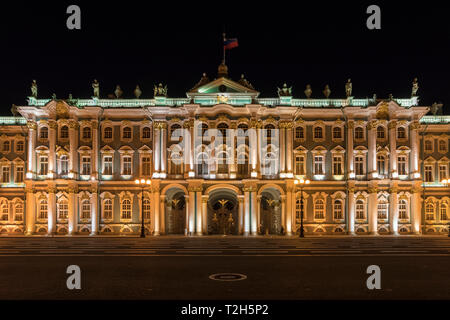 Winter Palace in der Nacht in St. Petersburg, Russland, Europa Stockfoto
