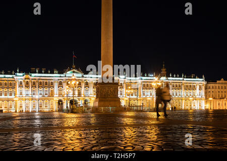 Alexander Spalte durch Winter Palace in der Nacht in St. Petersburg, Russland, Europa Stockfoto