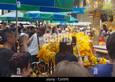 BANGKOK, THAILAND - Februar 5, 2019: Massen von Anbetern bieten Geschenke für die Götter am Erawan-schrein Stockfoto