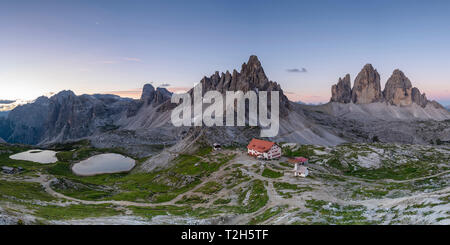 Panorama der Piani Seen und Dreizennen Hütte unter den Bergen in Italien, Europa Stockfoto