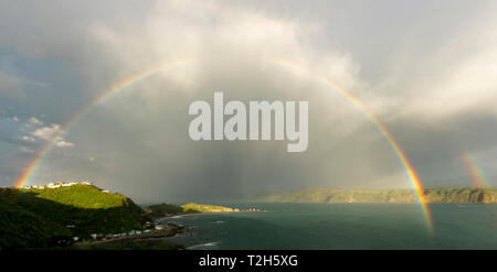 Regenbogen über Leistungsschalter Bucht in Wellington, Neuseeland, Ozeanien Stockfoto