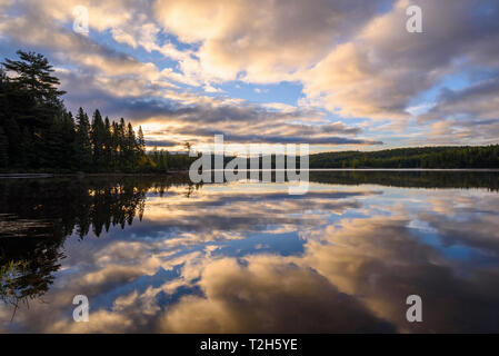 Anregende See in der Dämmerung Highland Rucksack Trail, Algonquin Provincial Park, Ontario, Kanada, Nordamerika Stockfoto