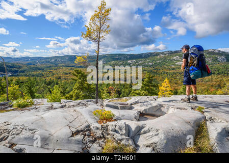 Wanderer auf La Cloche Silhouette Trail im Killarney Provincial Park, Ontario, Kanada, Nordamerika Stockfoto