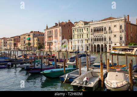 Boote am Grand Canal in Venedig, Italien, Europa Stockfoto