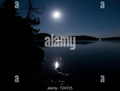 Mond und Sterne über Paulina Lake in Oregon Stockfoto