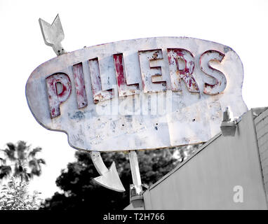 Diese alten hölzernen Zeichen wurde gefunden auf einer unbekannten Gebäude in Eagle Rock CA. Es ist beunruhigt und ziemlich schäbig. Es hat roten Buchstaben angehoben und ein Pfeil. Stockfoto