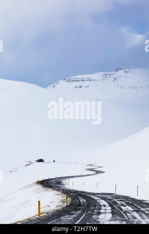 Straße geschwungene bis zu den Tunnel nach Ísafjörður aus Önundarfjörður (Fjord) in der Nähe des Dorfes Flateyri in den Westfjorden Islands Stockfoto