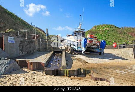 Lokalen Fischerboot und Traktor aus der Strand auf der Gangway auf dem North Norfolk Coast im Osten Runton, Norfolk, England, UK, Europa. Stockfoto