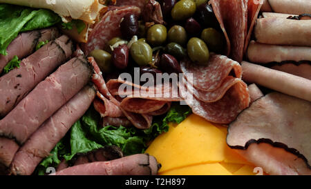Nahaufnahme von Oben nach Unten Blick auf geschnittene Fleisch, Käse und Oliven Stockfoto