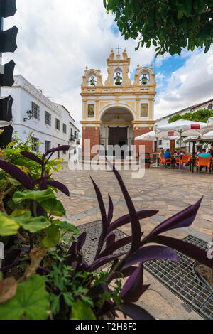 Touristen auf dem Hauptplatz mit Blick auf den San Juan de Letran Kapelle (Capilla de San Juan de Letran), Zahara de la Sierra, Provinz Cadiz, Andalusien, Spai Stockfoto