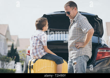 Gerne Vater und Sohn erhalten für die Reise an einem sonnigen Tag bereit. Konzept der freundliche Familie. Stockfoto