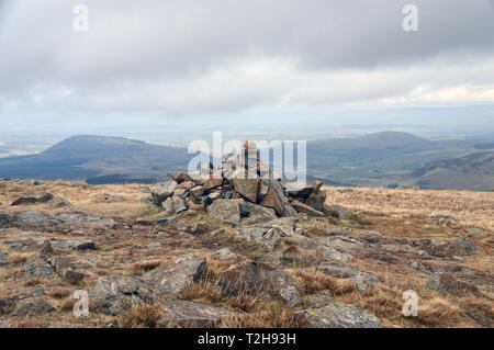 Die wainwrights Große Mell fiel & wenig Mell fiel aus dem Haufen von Steinen auf dem Gipfel des Hart-Seite im Nationalpark Lake District, Cumbria. Stockfoto