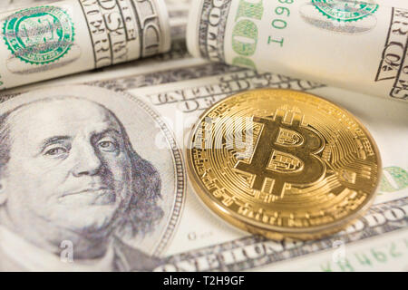 Bitcoin Münzen und Banknoten von hundert Dollar. Konzeptionelle Bild für globale cryptocurrency blockchain Zahlungssystem.