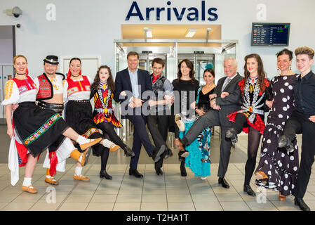 Ryanair Flüge von London Luton Flughafen mit irischen, spanischen und Slowakische Tänzer Chiara Ravara, Stobart CEOs Warwick Brady Glyn Jones gestartet Stockfoto