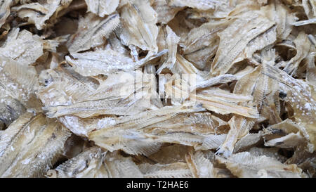 Kleine getrocknete Fische zum Verkauf auf dem Markt Stockfoto