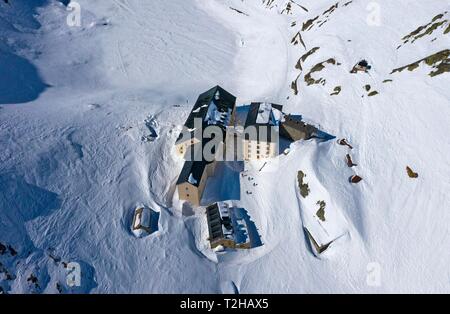 Verschneite Hospiz auf dem Grossen St. Bernhard Pass, Luftaufnahme, Wallis, Schweiz Stockfoto