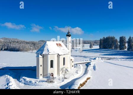 Kirche St. Leonhard, Leonhardikirche im Winter, in der Nähe von Dietramszell, Drone, Tölzer Land, Oberbayern, Bayern, Deutschland Stockfoto