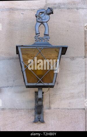 Historische Laterne mit Abbildung am alten Rathaus, Lauf an der Pegnitz, Mittelfranken, Bayern, Deutschland Stockfoto