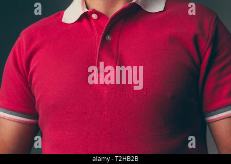Nahaufnahme eines jungen Erwachsenen Kaukasier Männlich tragen ein rotes Polo Shirt Stockfoto
