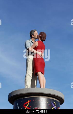 Küssen Paar auf eine Litfasssäule vor einem blauen Himmel, realistisch Skulptur von Christoph Poggeler, Düsseldorf, Nordrhein-Westfalen Stockfoto