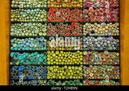 Regal mit Taste Auswahl, Auswahl, viele verschiedene farbige Schaltflächen in einem Kaufhaus, München, Oberbayern, Bayern, Deutschland Stockfoto