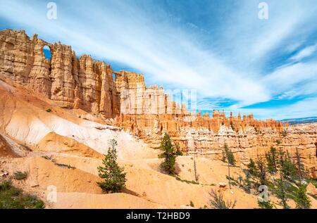 Rock Bögen im Abschnitt Fenster, Peekaboo Trail, bizarre Felsformationen mit Hoodoos, rötlichen Sandsteinformationen, Inspiration Point, Bryce Canyon Stockfoto