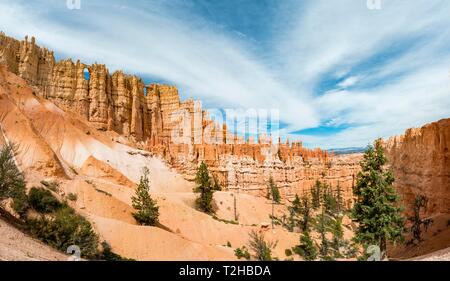 Rock Bögen im Abschnitt Fenster, Peekaboo Trail, bizarre Felsformationen mit Hoodoos, rötlichen Sandsteinformationen, Inspiration Point, Bryce Canyon Stockfoto