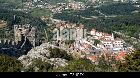 Schloss Wand des Castelo Dos Mouros Burganlage, hintere National Palast von oben, Palácio Nacional de Sintra, Kulturlandschaft Sintra Stockfoto