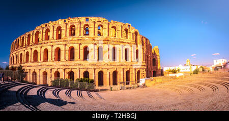 Das wunderschöne Amphitheater von El Djem erinnert die Römischen Kolosseum, und ist eine der beliebtesten Sehenswürdigkeiten in Tunesien. Stockfoto