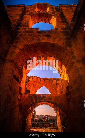 Das wunderschöne Amphitheater von El Djem erinnert die Römischen Kolosseum, und ist eine der beliebtesten Sehenswürdigkeiten in Tunesien. Stockfoto