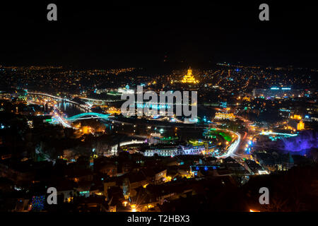 Georgien, Tiflis - 05.02.2019. - Nacht panorama Luftbild über die georgische Hauptstadt Wahrzeichen - Nacht Bild Stockfoto