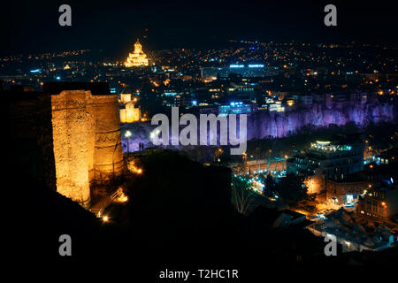 Georgien, Tiflis - 05.02.2019. - Nacht Blick von der Festung Narikala. Abanotubani, schwefelbäder und heilige Dreifaltigkeit Kirche Sameba im Hintergrund Stockfoto