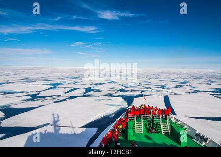 Expedition Schiff durch das Packeis in der Arktis, Svalbard, Norwegen navigieren Stockfoto