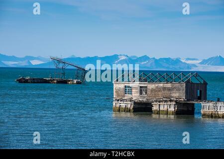 Holzhäuser, die Ruinen der alten russischen Zeche im Atlantischen Ozean, Colesbukta, Spitzbergen, Arktis, Norwegen Stockfoto