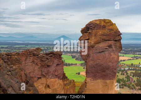 Felsen, Felsen Nadel Monkey Gesicht, Rücken Mount Hood, Smith Rock State Park, Florida, USA Stockfoto