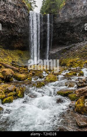 Wasserfall stürzt über Felsvorsprung, Tamanawas fällt, wilden Fluss Cold Spring Creek, Oregon, USA Stockfoto