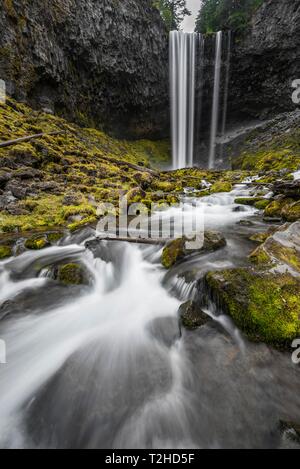 Wasserfall fließt über Felsvorsprung, langfristige Exposition, Fluss Cold Spring Creek, Tamanawas fällt, Oregon, USA Stockfoto