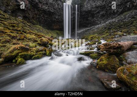 Wasserfall stürzt über Felsvorsprung, Tamanawas fällt, Langzeitbelichtung, wilden Fluss Cold Spring Creek, Oregon, USA Stockfoto