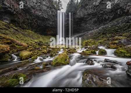 Wasserfall stürzt über Felsvorsprung, Tamanawas fällt, Langzeitbelichtung, wilden Fluss Cold Spring Creek, Oregon, USA Stockfoto