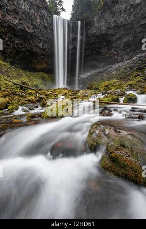 Wasserfall fließt über Felsvorsprung, langfristige Exposition, Fluss Cold Spring Creek, Tamanawas fällt, Oregon, USA Stockfoto