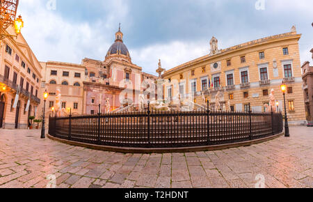 Die Praetorian Brunnen mit Kirche Santa Caterina im Hintergrund auf der Piazza Pretoria, auch als Platz der Schande, Palermo am Morgen bekannt, Sic Stockfoto