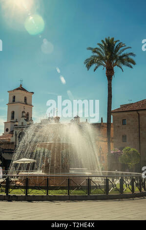Brunnen auf dem Platz vor der Kirche in Merida. Die Stadt bewahrt viele Gebäude des antiken Roms in Spanien. Stockfoto