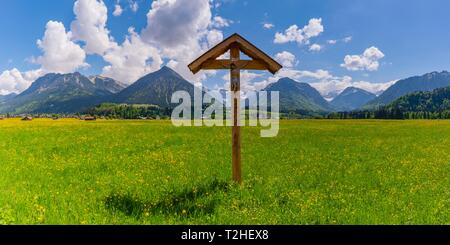 Feld Kreuz mit Christus Figur vor der Berglandschaft, Loretto Wiesen in der Nähe von Oberstdorf, dahinter Gaisalphorn, Nebelhorn, Schattenberg und Stockfoto