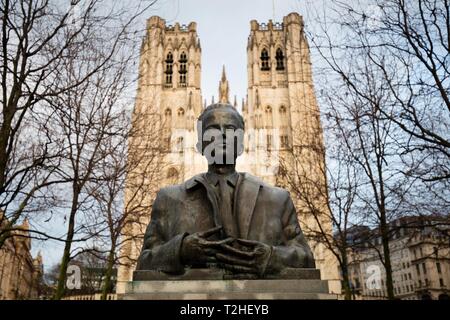 Baudouin, Büste, der ehemalige König, im Hintergrund die Kathedrale St. Michael und St. Gudula, Brüssel, Belgien Stockfoto