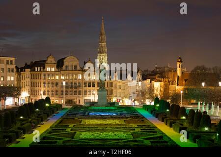 Blick auf die Stadt, Ansicht von der beleuchteten Platz Mont des Arts, das Rathaus und der unteren Stadt, Nachtaufnahme, Brüssel, Belgien Stockfoto