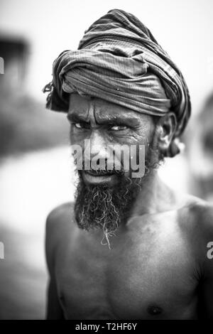 Porträt eines Arbeitnehmers in einer Ziegelei, Schwarze und Weiße, Dhaka, Bangaladesch Stockfoto